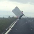 Camion si ribalta in autostrada per colpa del vento3