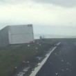 Camion si ribalta in autostrada per colpa del vento2