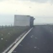 Camion si ribalta in autostrada per colpa del vento