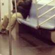 YOUTUBE New York, topo su collo di uomo che dorme in metro3