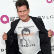Charlie Sheen, t-shirt ironizza su Hiv FOTO