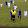 Video. Arbitro perde la testa ed alza le mani a calciatore