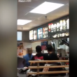 YOUTUBE Dipendente di McDonald's prende a pugni il capo