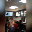 YOUTUBE Dipendente di McDonald's prende a pugni il capo 5