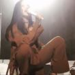 YOUTUBE Rihanna fa cantare il fan: lui le ruba la scena 5