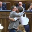 Spagna, Iglesias bacia su labbra leader catalano5