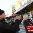 Troupe tv aggredita a Stoccolma da alcuni immigrati 4