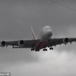 YOUTUBE Manchester, aereo Emirates tenta di atterrare ma...4