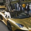 Giovane miliardario a Londra con le auto dorate