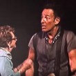 Bruce Springsteen canta con la madre di 91 anni