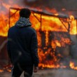 YOUTUBE Calais: caos Giungla, scontri e riprende sgombero3