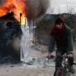 YOUTUBE Calais: caos Giungla, scontri e riprende sgombero6
