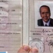 Silvio Berlusconi carta d'identità: 1,70, capelli castani..