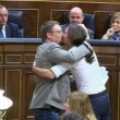 Spagna, Iglesias bacia su labbra leader catalano