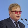 Elton John denunciato dall'ex bodyguard: "Mi toccava..."