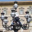 Paura a San Pietro: si arrampica su lampione mentre Papa...01