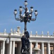 Paura a San Pietro: si arrampica su lampione mentre Papa...02