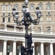 Paura a San Pietro: si arrampica su lampione mentre Papa...07