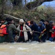 Migranti attraversano fiume in piena: 3 morti in Macedonia 10