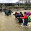 Migranti attraversano fiume in piena: 3 morti in Macedonia 12