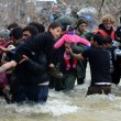 Migranti attraversano fiume in piena: 3 morti in Macedonia 15