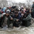 Migranti attraversano fiume in piena: 3 morti in Macedonia 4