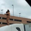 Donna nuda balla su camion in autostrada4