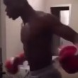 Paul Pogba si rilassa facendo boxe