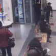 YOUTUBE Poliziotto sventa rapina in posta a Casalnuovo 2