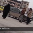 YOUTUBE Donne girano per Raqqa e filmano Isis in segreto 2