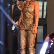 Rihanna a Miami: sexy abito dorato, cosce scoperte