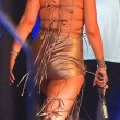 Rihanna a Miami: sexy abito dorato, cosce scoperte2