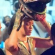 Rihanna a Miami: sexy abito dorato, cosce scoperte3