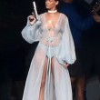 Rihanna a Miami: sexy abito dorato, cosce scoperte4
