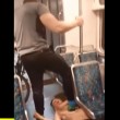 YOUTUBE Teppista sul treno messo ko con presa wrestling