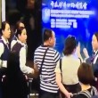 Aereo in ritardo: passeggeri aggrediscono hostess