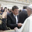Antonio Banderas da Papa Francesco con Nicole Kimpel