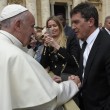 Antonio Banderas da Papa Francesco con Nicole Kimpel3