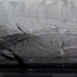 Blocco ghiaccio rompe parabrezza ad auto in transito3