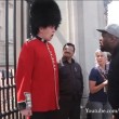 Buckingham Palace: schiaffo a guardia11