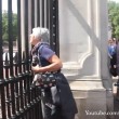 Buckingham Palace: schiaffo a guardia