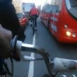 Ciclista su una ruota sfiora bus per un soffio2