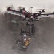 Drone con motosega per decapitare pupazzo di neve