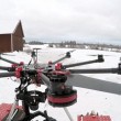 Drone con motosega per decapitare pupazzo di neve