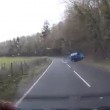 Galles, auto si cappotta: dashcam riprende incidente3