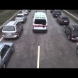 Germania civilissima: ambulanza passa, le auto