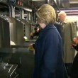 YOUTUBE Hillary Clinton in metro non sa come timbrare 3