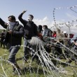 Idomeni: lacrimogeni contro migranti12