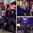 Impiegati cinesi costretti a strisciare in strada
