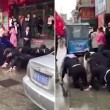 Impiegati cinesi costretti a strisciare in strada4
